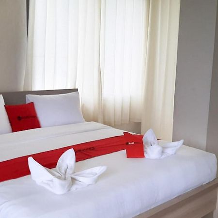 Reddoorz Plus @ Bitung City Center Экстерьер фото