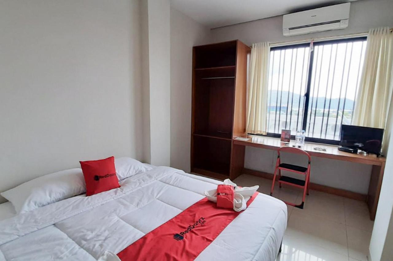 Reddoorz Plus @ Bitung City Center Экстерьер фото