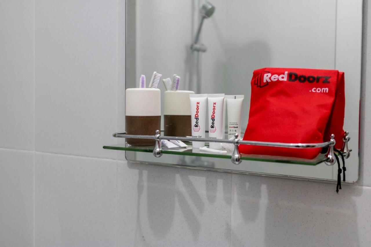 Reddoorz Plus @ Bitung City Center Экстерьер фото